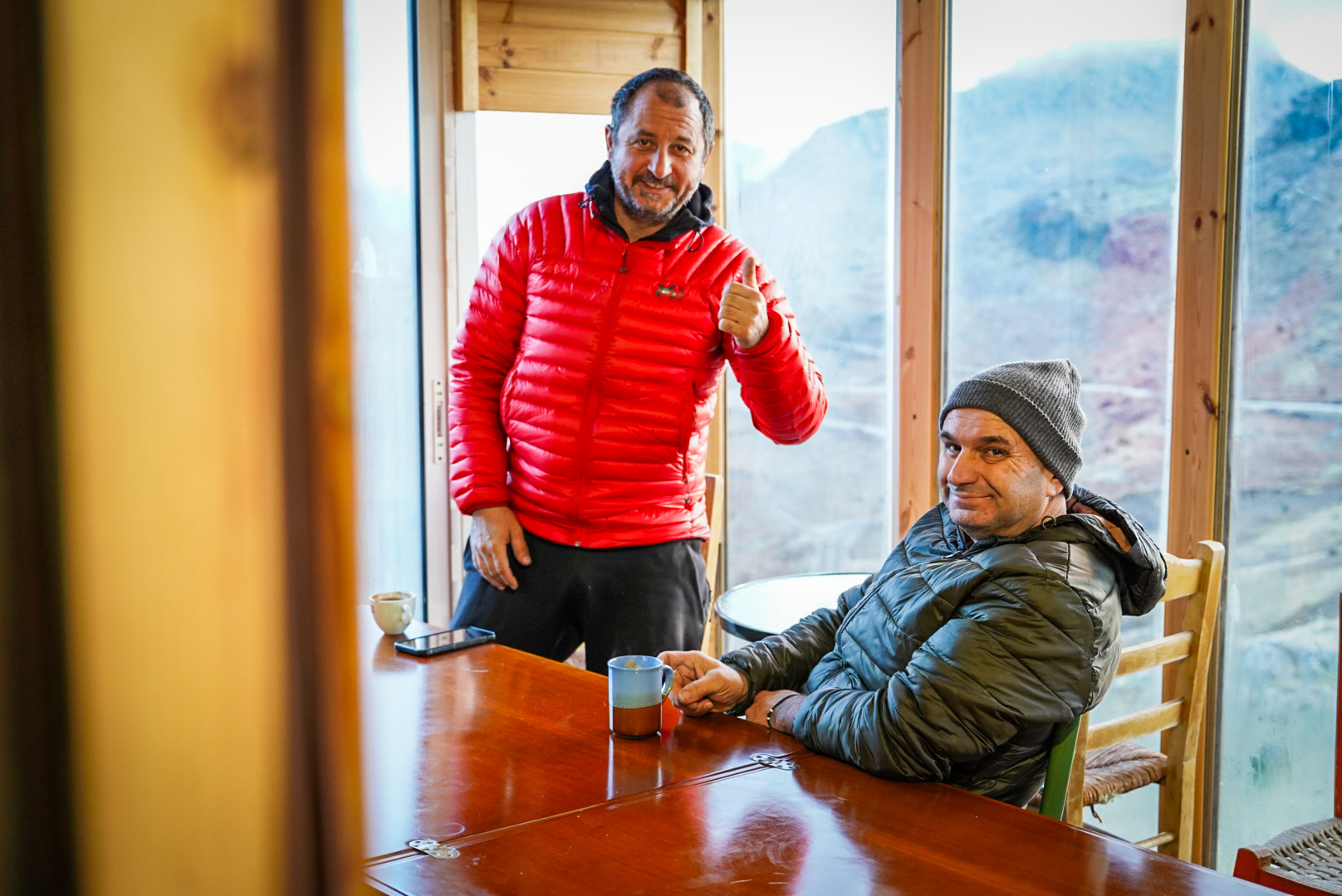 Portrait au refuge, tzoumerka — secteur theodoriana, lors d’une itinérance à ski en Grèce.